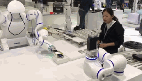 雙臂協(xié)作機(jī)器人、柔性機(jī)器人與工作人員 組成的新型機(jī)器人工作站