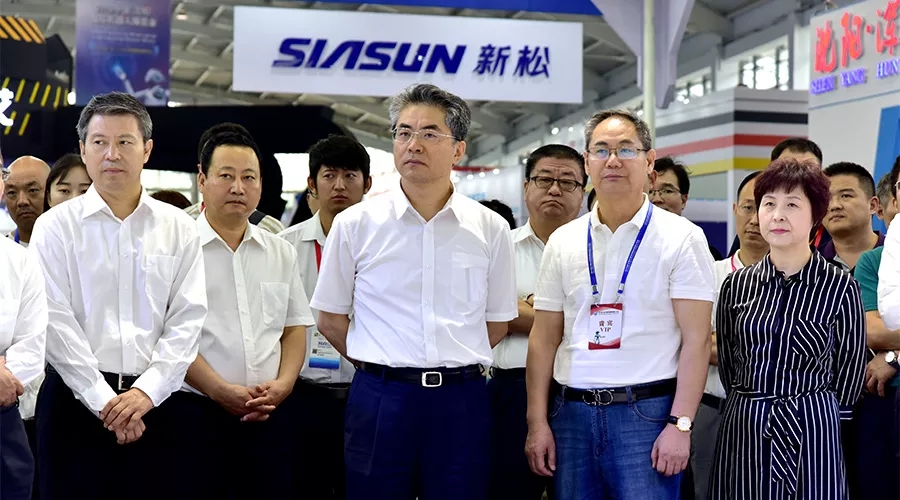 遼寧省委宣傳部部長(zhǎng)張福海，沈陽(yáng)市委宣傳部部長(zhǎng)馮守權(quán) 蒞臨新松展位參觀指導(dǎo)