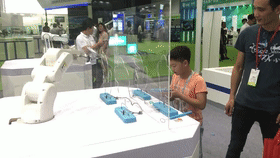 新松SR4A機(jī)器人與現(xiàn)場觀眾技能比拼.gif