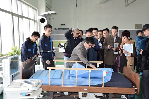 遼寧省老齡產(chǎn)業(yè)協(xié)會組織專家、企業(yè)代表蒞臨新松參觀考察