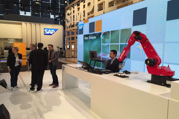 新松機(jī)器人公司與德國(guó)SAP公司聯(lián)合參展CeBIT 2015，獲中德副總理高度評(píng)價(jià)